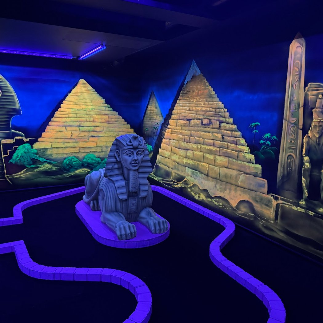 Goolfy Blacklight Minigolf 3